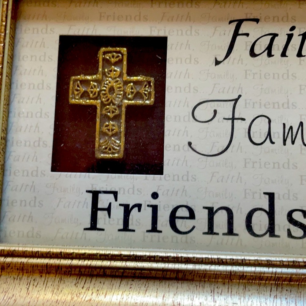 Kirklands 5/6.5 / 3/4” Faith family friends sign
